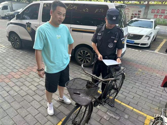 最新特警服，小巷深处的时尚探索